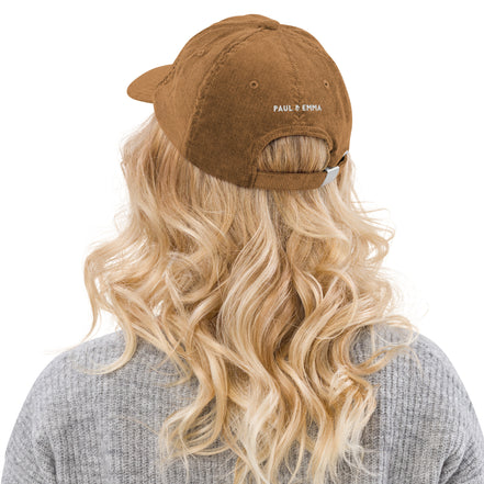 Cord Base Cap mit dog mom Stickerei - verstellbare Baumwoll-Cord-Cap für Dog Moms von Paul Emma