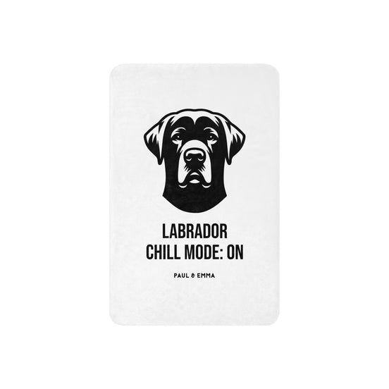 Weiße Sherpa-Decke mit schwarzem Labrador Chill Mode ON Design - Paul & Emma Breed Collection