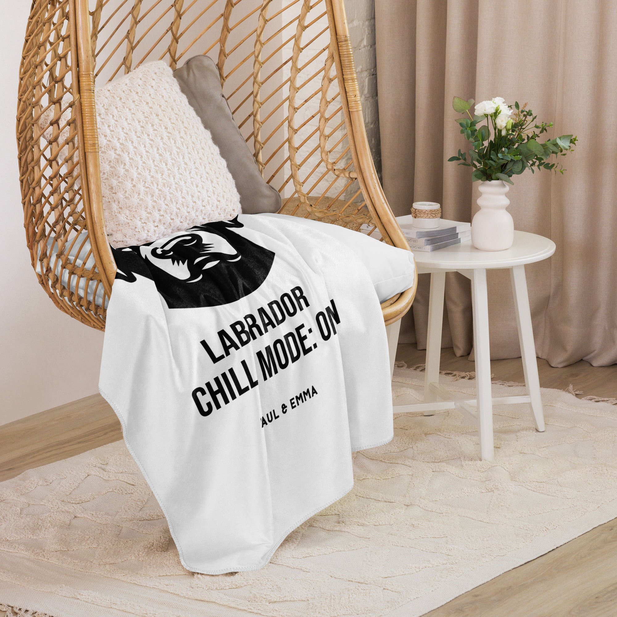 Weiße Sherpa-Decke mit schwarzem Labrador Chill Mode ON Design - Paul & Emma Breed Collection