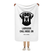 Weiße Sherpa-Decke mit schwarzem Labrador Chill Mode ON Design - Paul & Emma Breed Collection