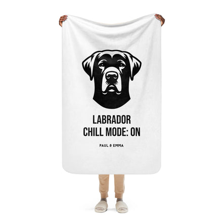 Weiße Sherpa-Decke mit schwarzem Labrador Chill Mode ON Design - Paul & Emma Breed Collection