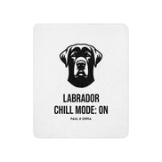 Weiße Sherpa-Decke mit schwarzem Labrador Chill Mode ON Design - Paul & Emma Breed Collection