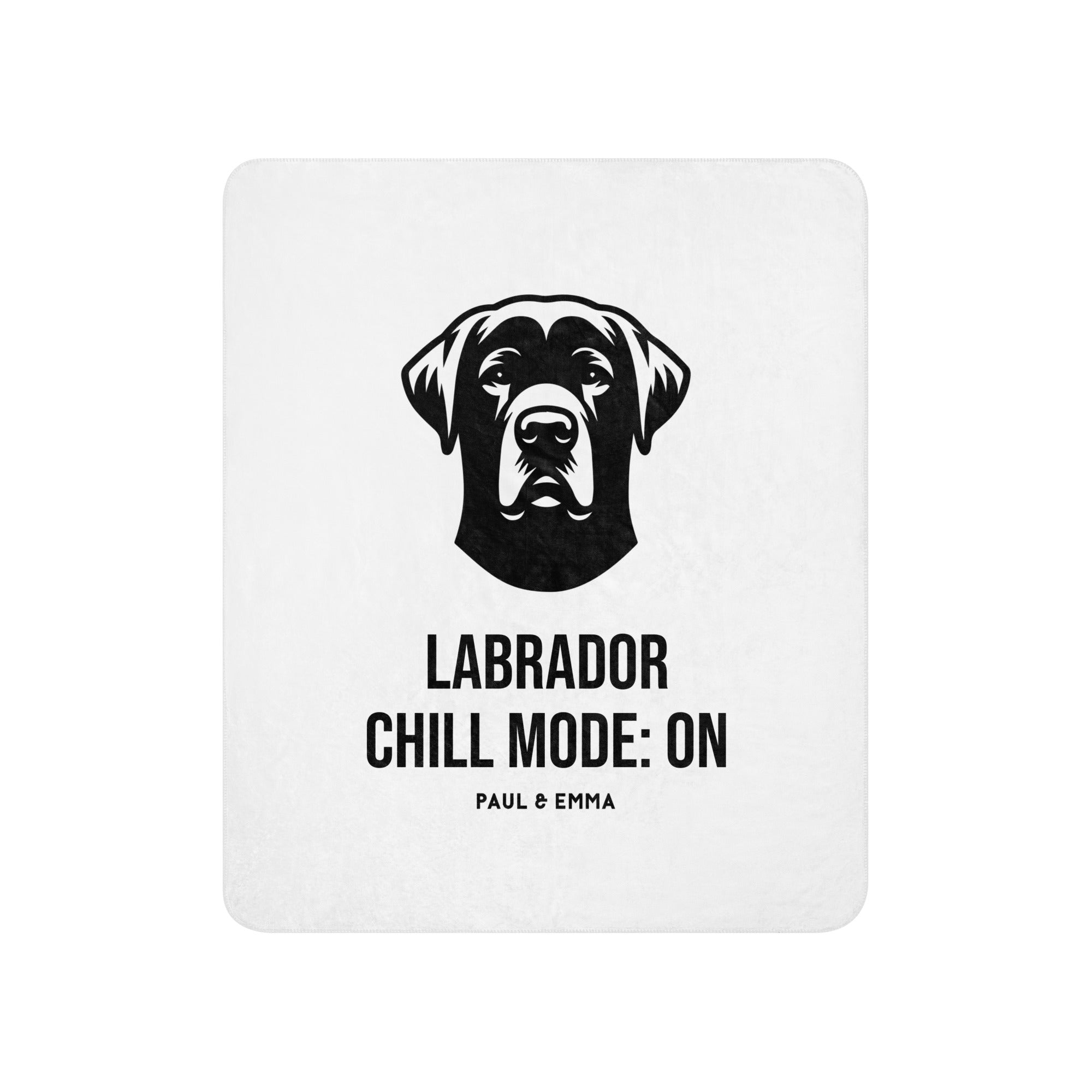 Weiße Sherpa-Decke mit schwarzem Labrador Chill Mode ON Design - Paul & Emma Breed Collection